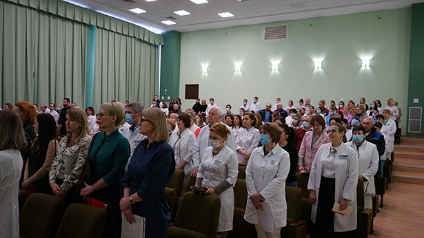 flag otraslevogo profsoyuza vruchen pervichnoj profsoyuznoj organizatsii rnpts omr im n n aleksandrova 3