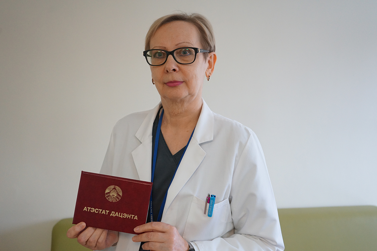 pozdravlyaem s prisvoeniem uchenogo zvaniya dotsenta 1