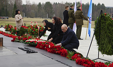 Pamyatnaya Tseremoniya Vozlozheniya Venkov I Tsvetov Proshla V Memorialnom Komplekse Khatyn 0