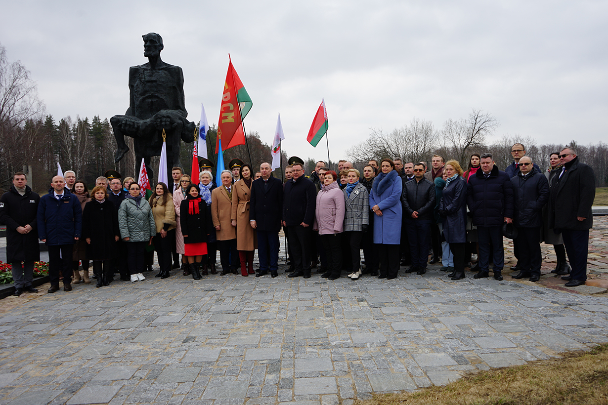 pamyatnaya tseremoniya vozlozheniya venkov i tsvetov proshla v memorialnom komplekse khatyn 10