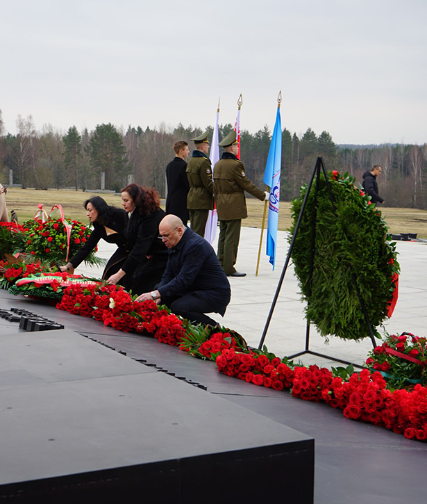 pamyatnaya tseremoniya vozlozheniya venkov i tsvetov proshla v memorialnom komplekse khatyn 11