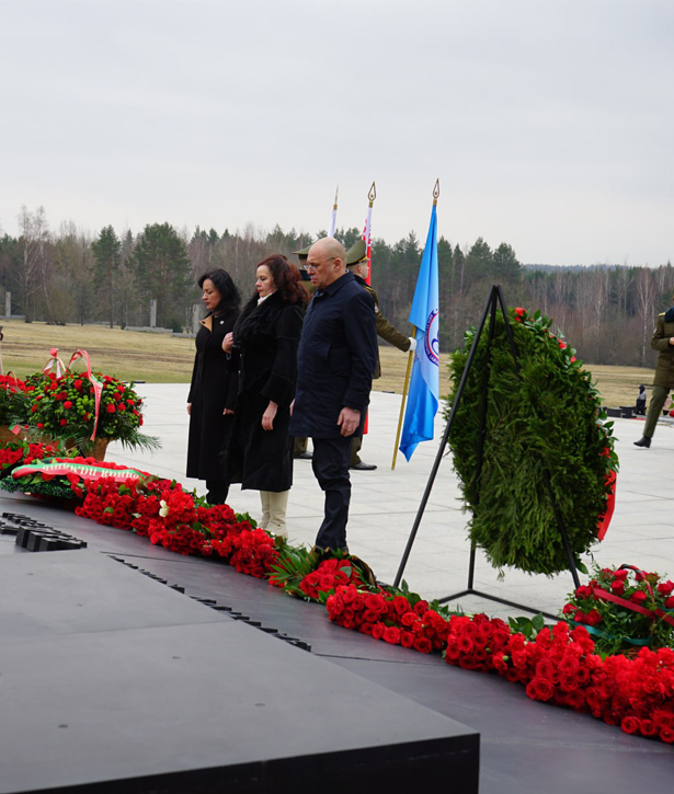 pamyatnaya tseremoniya vozlozheniya venkov i tsvetov proshla v memorialnom komplekse khatyn 12