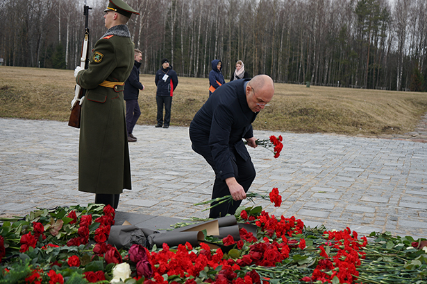 pamyatnaya tseremoniya vozlozheniya venkov i tsvetov proshla v memorialnom komplekse khatyn 2