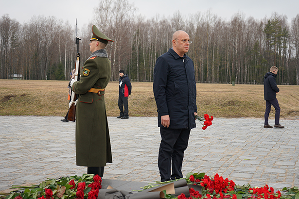 pamyatnaya tseremoniya vozlozheniya venkov i tsvetov proshla v memorialnom komplekse khatyn 3