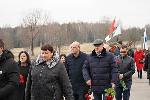 pamyatnaya tseremoniya vozlozheniya venkov i tsvetov proshla v memorialnom komplekse khatyn 4