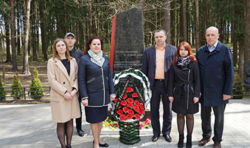Vozlozhenie Tsvetov U Bratskoj Mogily 0