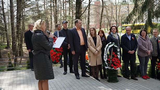 vozlozhenie tsvetov u bratskoj mogily 3