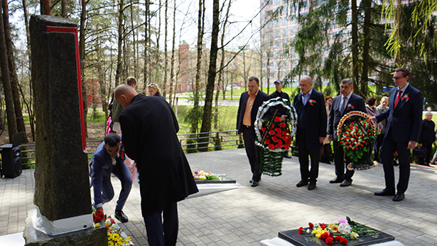 vozlozhenie tsvetov u bratskoj mogily 4