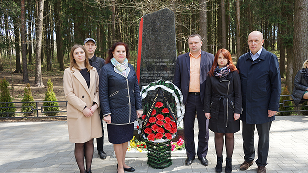 vozlozhenie tsvetov u bratskoj mogily 5