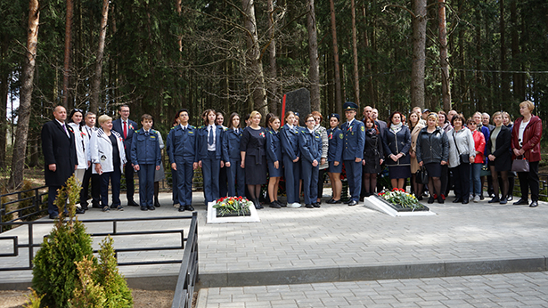 vozlozhenie tsvetov u bratskoj mogily 6