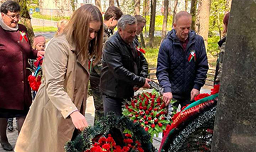 Vozlozhenie Tsvetov U Bratskoj Mogily 2 00