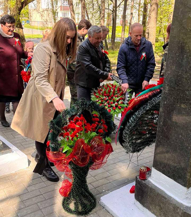 vozlozhenie tsvetov u bratskoj mogily 2 01