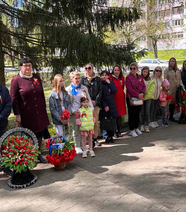 vozlozhenie tsvetov u bratskoj mogily 2 03