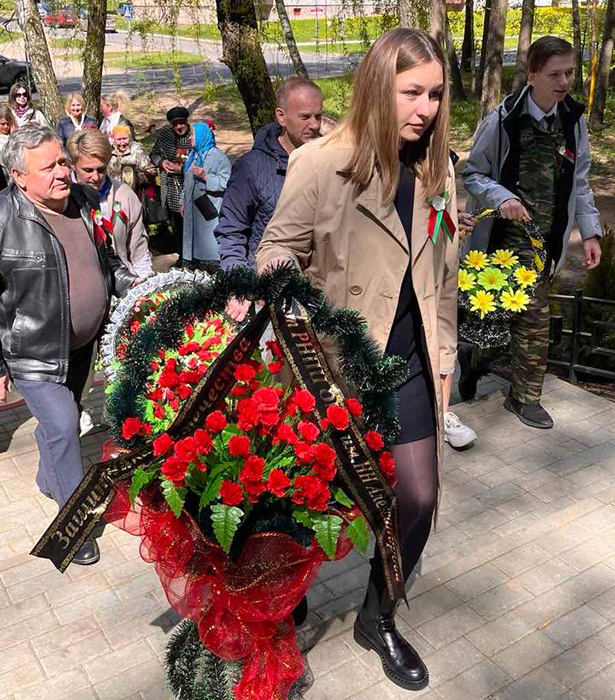 vozlozhenie tsvetov u bratskoj mogily 2 04