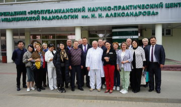 Delegatsiya Chlenov Ispolkoma Mezhdunarodnoj Konfederatsii Profsoyuzov Rabotnikov Zdravookhraneniya Posetila Rnpts Omr Im N N Aleksandrova 00
