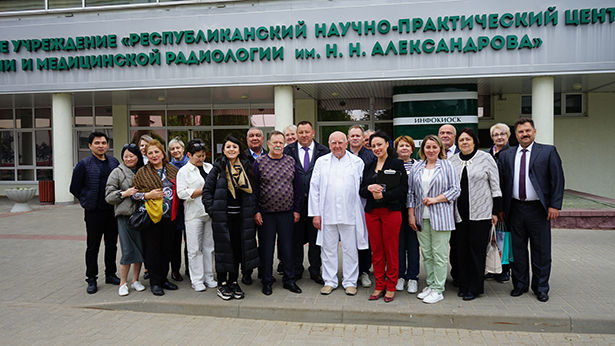 delegatsiya chlenov ispolkoma mezhdunarodnoj konfederatsii profsoyuzov rabotnikov zdravookhraneniya posetila rnpts omr im n n aleksandrova 01