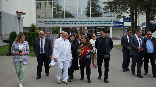 delegatsiya chlenov ispolkoma mezhdunarodnoj konfederatsii profsoyuzov rabotnikov zdravookhraneniya posetila rnpts omr im n n aleksandrova 06