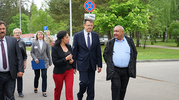 delegatsiya chlenov ispolkoma mezhdunarodnoj konfederatsii profsoyuzov rabotnikov zdravookhraneniya posetila rnpts omr im n n aleksandrova 08