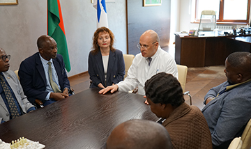Rnpts Omr Im N N Aleksandrova Posetila Delegatsiya Spetsialistov Meditsinskoj Otrasli Iz Zimbabve 00