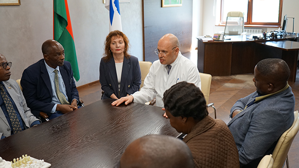rnpts omr im n n aleksandrova posetila delegatsiya spetsialistov meditsinskoj otrasli iz zimbabve 01