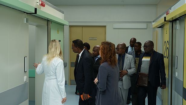 rnpts omr im n n aleksandrova posetila delegatsiya spetsialistov meditsinskoj otrasli iz zimbabve 03