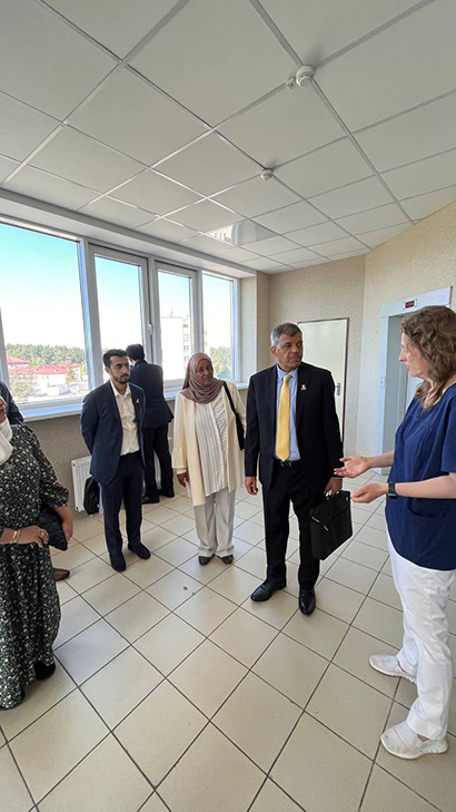 parlamentskaya delegatsiya sultanata oman posetila rnpts omr im n n aleksandrova 04