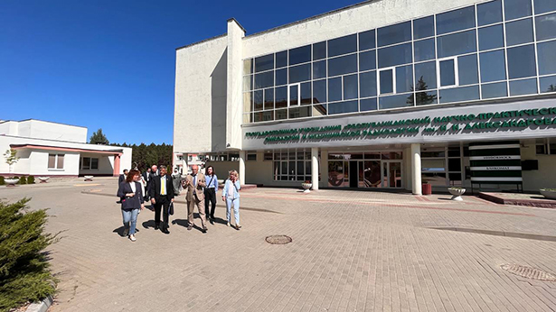 parlamentskaya delegatsiya sultanata oman posetila rnpts omr im n n aleksandrova 09