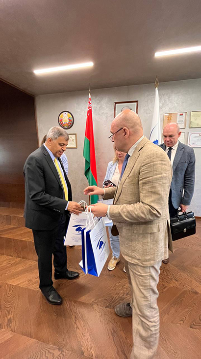 parlamentskaya delegatsiya sultanata oman posetila rnpts omr im n n aleksandrova 13