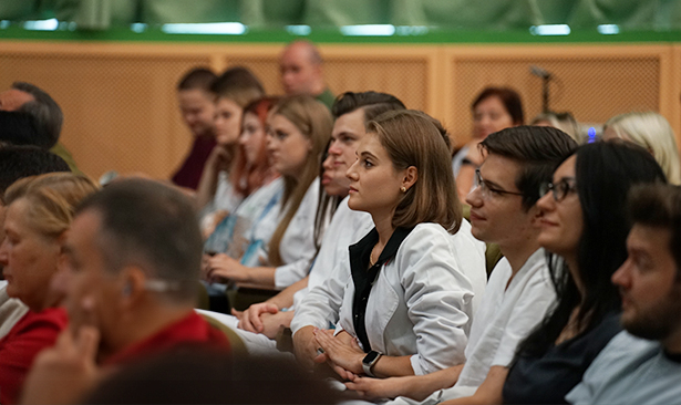 v rnpts omr im n n aleksandrova dlya prokhozhdeniya internatury v 2023 godu pribyli 22 vracha interna 04