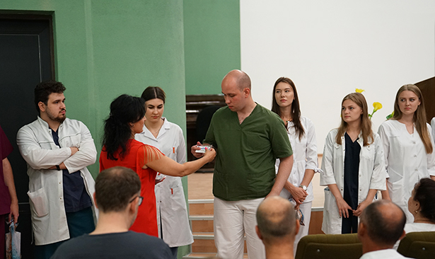 v rnpts omr im n n aleksandrova dlya prokhozhdeniya internatury v 2023 godu pribyli 22 vracha interna 05