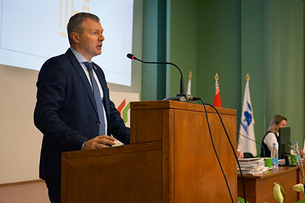 dialogovaya ploshchadka s uchastiem predsedatelya belorusskoj partii belaya rus chlena soveta respubliki natsionalnogo sobraniya respubliki belarus sedmogo sozyva romanova o a 01