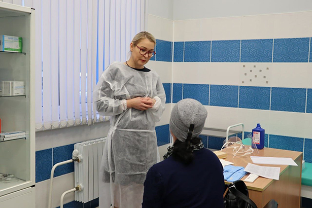 krupnomasshtabnaya profilakticheskaya aktsiya v ramkakh sovmestnogo gu rnpts omr im n n aleksandrova i guz minoblispolkoma pilotnogo proekta onkopatrul golovy i shei na predpriyatii ooo belaz zhodino minskaya obl 1