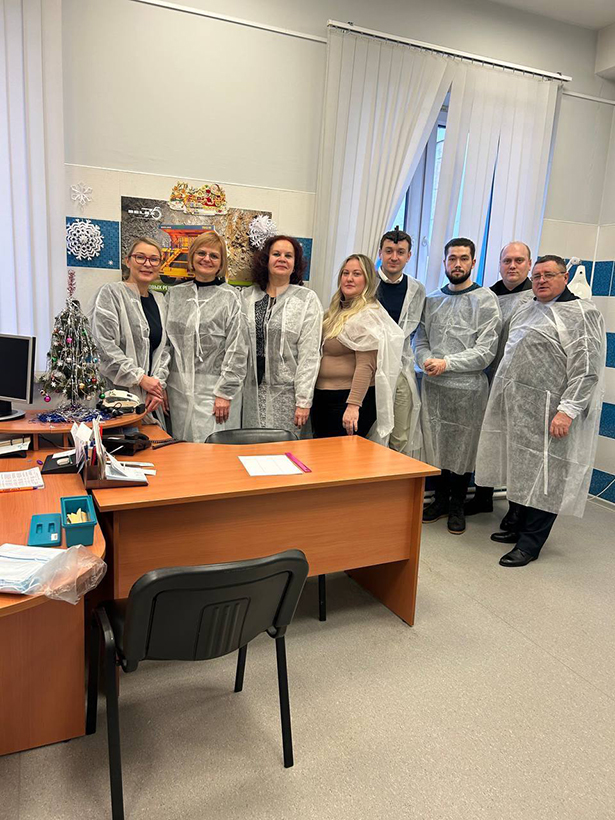 krupnomasshtabnaya profilakticheskaya aktsiya v ramkakh sovmestnogo gu rnpts omr im n n aleksandrova i guz minoblispolkoma pilotnogo proekta onkopatrul golovy i shei na predpriyatii ooo belaz zhodino minskaya obl 3