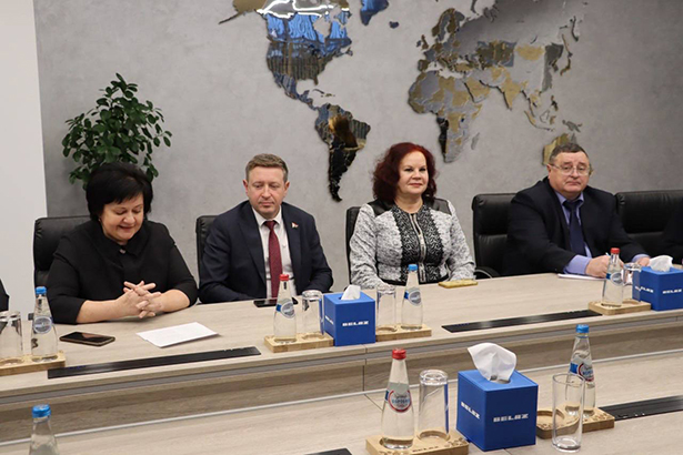krupnomasshtabnaya profilakticheskaya aktsiya v ramkakh sovmestnogo gu rnpts omr im n n aleksandrova i guz minoblispolkoma pilotnogo proekta onkopatrul golovy i shei na predpriyatii ooo belaz zhodino minskaya obl 4